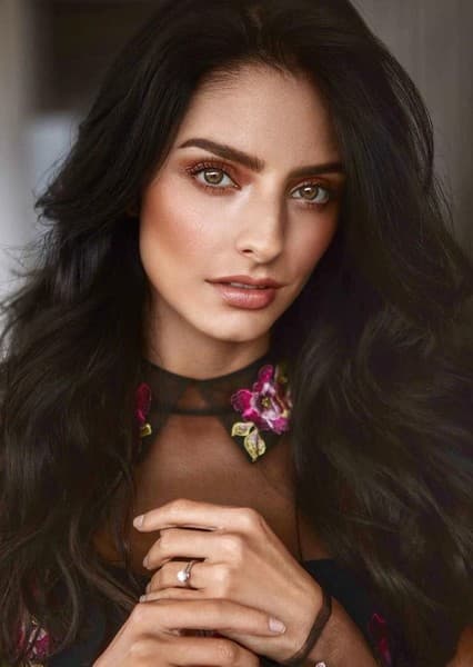 Aislinn Derbez